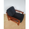 Czarno-teakowy fotel vintage – ujęcie z boku