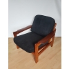 Fotel retro teak z czarną tapicerką – widok na całe siedzisko