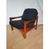 Fotel vintage teak, styl mid-century – zbliżenie na oparcie