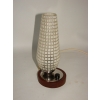 Minimalistyczna lampka nocna w stylu mid-century