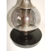 Stylowa lampa retro z kulistym szklanym kloszem i niklowanym trzonem, idealna do nowoczesnych wnętrz.