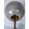 esignerska lampa vintage – połączenie szkła i stali w aranżacji salonu w stylu modernistycznym.
