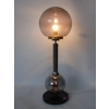 esignerska lampa vintage – połączenie szkła i stali w aranżacji salonu w stylu modernistycznym.