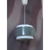 Zbliżenie na szczotkowaną powierzchnię aluminiowej lampy Saturn – detale konstrukcyjne.