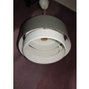 Lampa Saturn zawieszona nad stołem w nowoczesnym lub retro wnętrzu – nastrojowe, ciepłe światło.