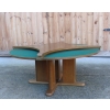 Stół karciano–kawowy Hohnert w stylu mid-century ustawiony w salonie retro.