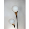 Detal mosiężnej podstawy lampy podłogowej – eleganckie, geometryczne linie.