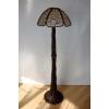 Profil lampy z naturalnego rattanu i szerokim kloszem, styl boho vintage.