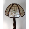 Lampa z rattanu i masy perłowej ustawiona w salonie w stylu retro lub skandynawskim.