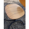 Zestaw 4 vintage krzeseł marki Kinnarps z lat 70., ustawionych w okręgu. Wyróżnia się metalową podstawą i ergonomicznym drewnianym siedziskiem.