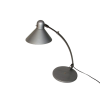 Srebrna metalowa lampa biurkowa z lat 80., z wygiętym ramieniem i stożkowym kloszem, ustawiona na białym tle.