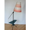 Detal podstawy lampy podłogowej vintage z patyną