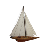 Drewniany model jachtu J-Class – widok z boku