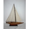 Drewniany model jachtu J-Class – widok z boku