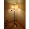 Lampa podłogowa retro – rozświetlona, widoczne ciepłe światło