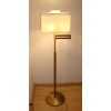 Lampa podłogowa w stylu mid-century – detale mosiężnej podstawy i tkaniny