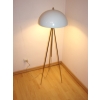 Metalowa lampa vintage na trójnogu