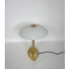 Mosiężna lampka nocna vintage z mlecznobiałym kloszem – widok z góry