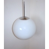 Detal lampy wiszącej – szklany klosz w kształcie kuli