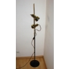 Zbliżenie kloszy lampy podłogowej vintage, metal i szkło