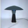Lampa retro w kształcie grzybka z Polski, stojąca na białym tle, idealna do wnętrz vintage