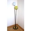 Lampa podłogowa z kloszami mlecznym i żółtym – rzut boczny