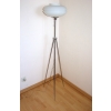 Lampa vintage na trójnogu z kloszem ze szkła – ujęcie w rogu pomieszczenia