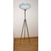Biała lampa podłogowa retro z metalowymi nogami – zbliżenie