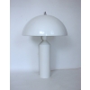 Aluminiowa lampa stołowa vintage – design postmodernistyczny
