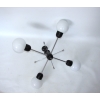 Metalowa lampa sufitowa z kulistymi żarówkami, projekt inspirowany latami 70.