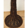 Detal plecionki rattanu – lampa podłogowa vintage