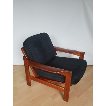 Fotel teak Danish design z lat 60. – widok z przodu pod kątem