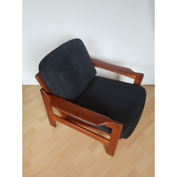 Czarno-teakowy fotel vintage – ujęcie z boku