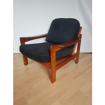 Fotel vintage teak, styl mid-century – zbliżenie na oparcie