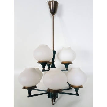 Mosiężny żyrandol vintage projektu Jakobssona – elegancka konstrukcja z symetrycznie rozmieszczonymi ramionami.