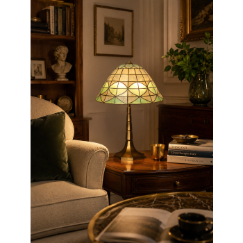 Lampa vintage z masy perłowej.