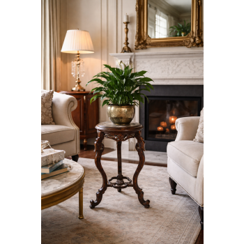 Rzeźbiony postument vintage z marmurowym blatem w eleganckim klasycznym wnętrzu