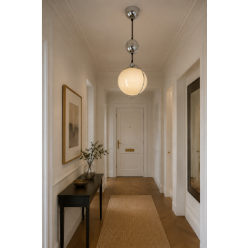 Chromowana lampa z mlecznym kloszem