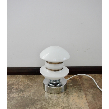 Lampa retro z chromowaną podstawą