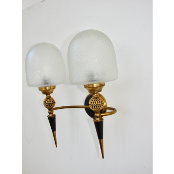 Detal mosiężnej konstrukcji lampy ściennej