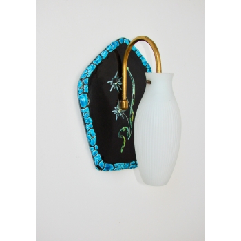 Kinkiet z turkusowym obramowaniem ceramiki