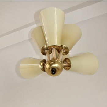 Detal mosiężnej konstrukcji lampy vintage