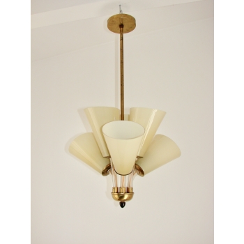 Szklane klosze w lampie z lat 50