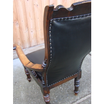 Fotel dębowy – detal tapicerki skórzanej