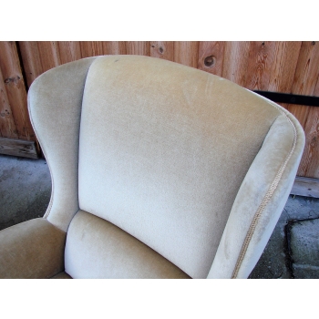 Fotel uszak welurowy – detal tapicerki i struktura tkaniny