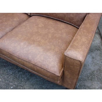Sofa modernistyczna – detal tapicerki imitującej skórę