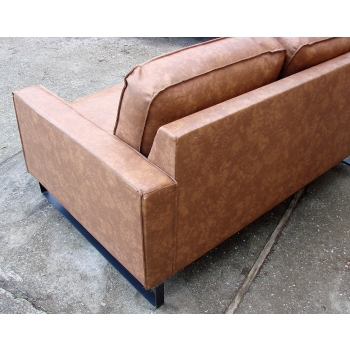 Stylowa sofa do salonu loft – perspektywa boczna