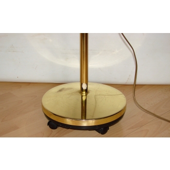 mosiężna lampa stojąca jako dekoracja salonu