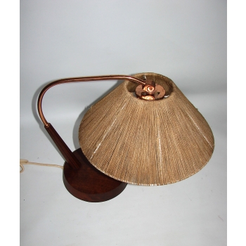Lampa retro z wygiętym ramieniem i drewnianą podstawą