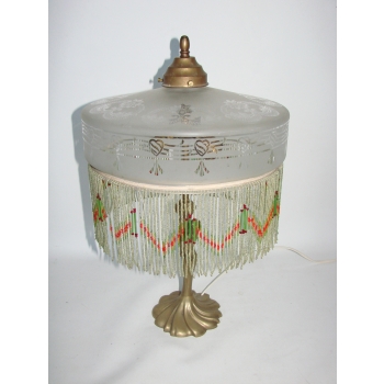 Oryginalna lampa vintage z ozdobnym koralikowym kloszem